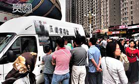 主办方现场售票,有时也会遭到驱赶 主办方现场售票,有时也会遭到驱赶