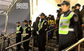 安保人员手中握有放人进场的权力(资料图) 安保人员手中握有放人进场的权力(资料图)
