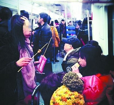 武汉地铁内吃东西的乘客 武汉地铁内吃东西的乘客