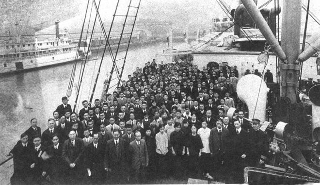 1918年,清华留美学生在上海登船远赴美。迄今台湾新竹清华仍每年收到庚款红利