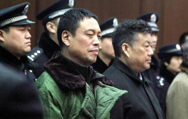 “房妹案”的主角是一名房管局局长,犯有挪用公款、贪污、受贿等多项罪名 “房妹案”的主角是一名房管局局长,犯有挪用公款、贪污、受贿等多项罪名