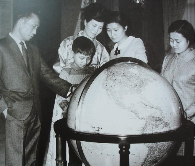 朴正熙与家人观看韩国在世界上所处的地理位置