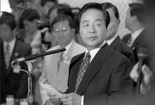 韩国前总统金泳三。其最广为人知的名言是：黎明总会到来——即使你拧断了公鸡的脖子。