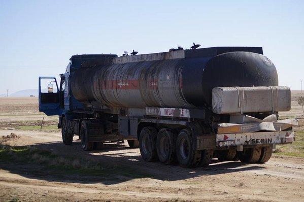据称是土耳其方面接收ISIS生产石油的照片