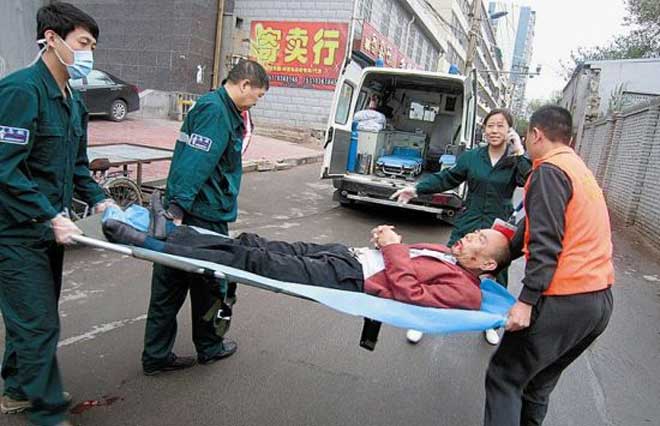 担架工难找,所以山西找起了志愿者抬担架(图/山西晚报) 担架工难找,所以山西找起了志愿者抬担架(图/山西晚报)