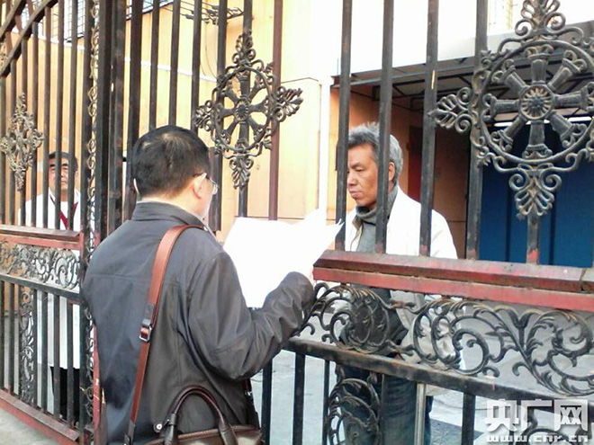 杨卫华律师隔着康复院的铁栏栅给徐为送判决书(图片来源:央广网) 杨卫华律师隔着康复院的铁栏栅给徐为送判决书(图片来源:央广网)
