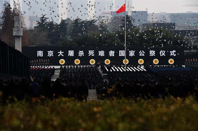 2015年12月13日,南京大屠杀死难者国家公祭仪式上放飞和平鸽 2015年12月13日,南京大屠杀死难者国家公祭仪式上放飞和平鸽