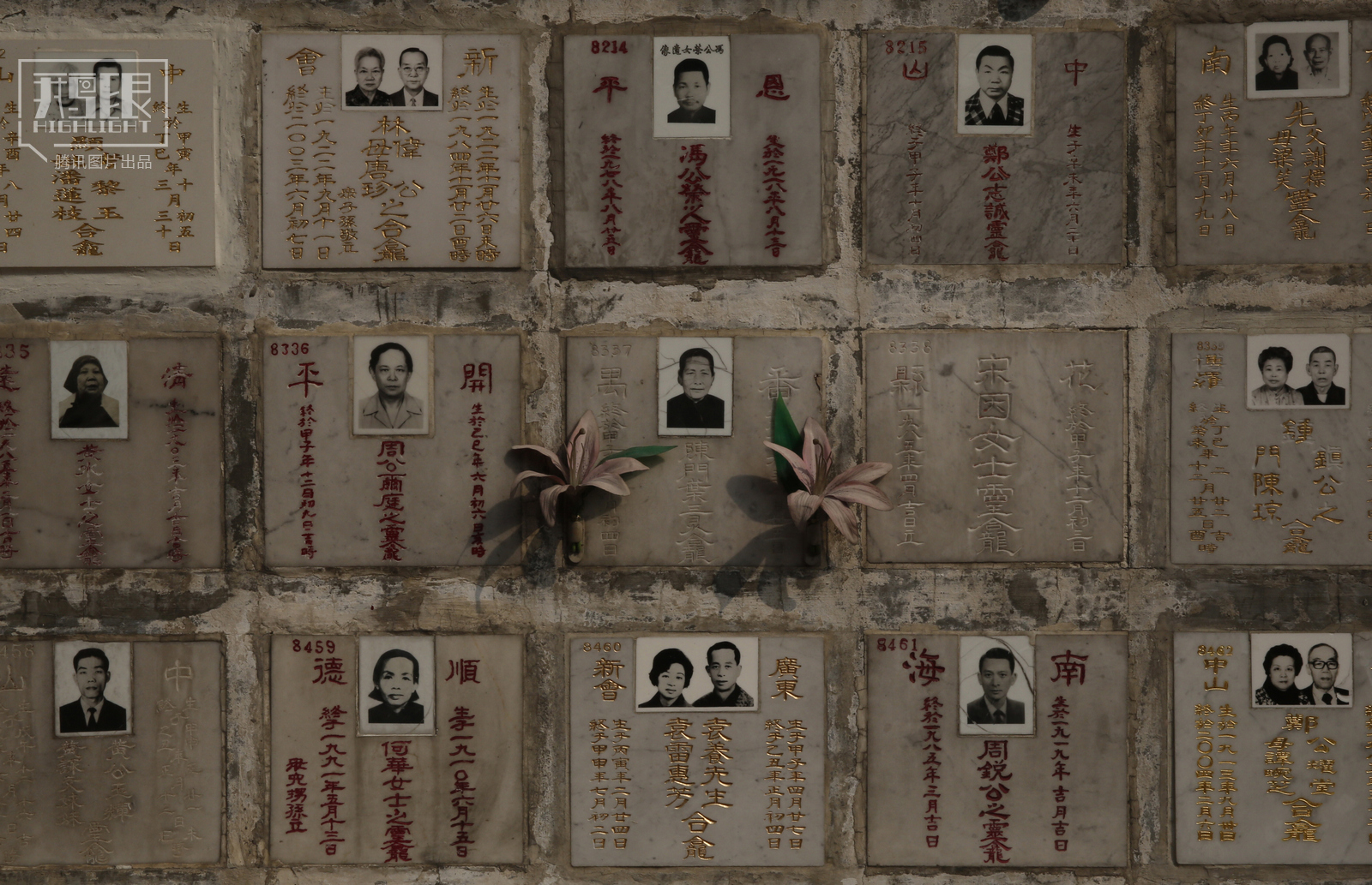 提供殡葬服务的商家说,全香港的殡仪馆里另外还存放有约10万个骨灰盒.