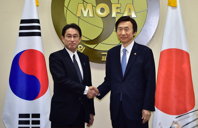 韩国外长尹炳世与日本外相岸田文雄在12月28日的联合记者会上握手,宣布达成协议 韩国外长尹炳世与日本外相岸田文雄在12月28日的联合记者会上握手,宣布达成协议