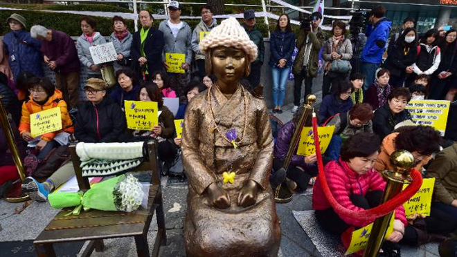 日本驻韩大使馆前,由慰安妇相关团体设置的少女像 日本驻韩大使馆前,由慰安妇相关团体设置的少女像
