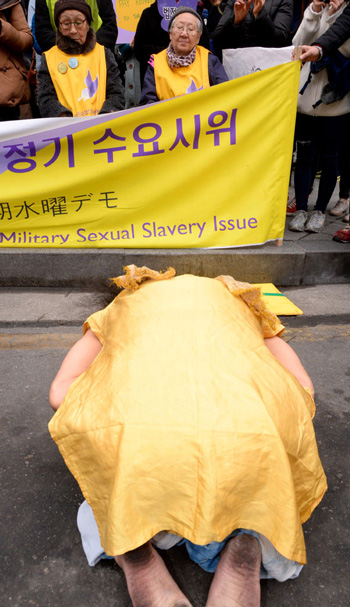 2014年3月，一位日本文化艺术家在就慰安妇问题道歉的表演中，向慰安妇受害者跪地行礼