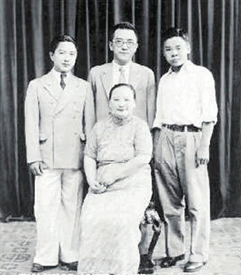 两个儿子。左为长子胡祖望,右为次子胡思杜。