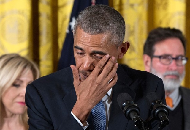1月5日，奥巴马在宣布控枪政策时，追忆枪下亡魂潸然落泪
