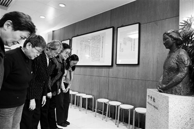 宋彬彬（中）和当年其他红卫兵一起在卞仲耘半身像前洒泪鞠躬