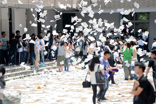 安徽六安毛坦厂中学高三学生撕书减压