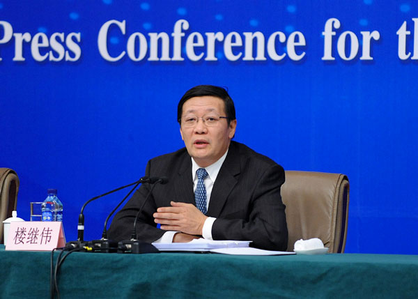 楼继伟部长在答问时明确表示,简单提高个税起征点“不是方向” 楼继伟部长在答问时明确表示,简单提高个税起征点“不是方向”