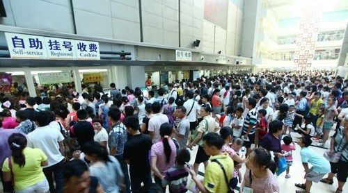 大医院“人山人海” 大医院“人山人海”