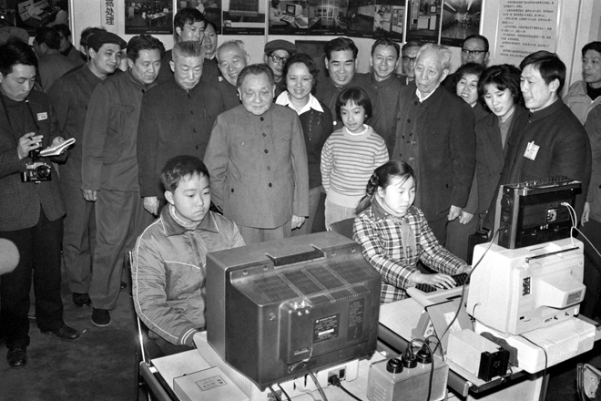 1989年，邓小平参观上海市展览馆举办的十年科技成果展，再次重申“计算机要从娃娃抓起”