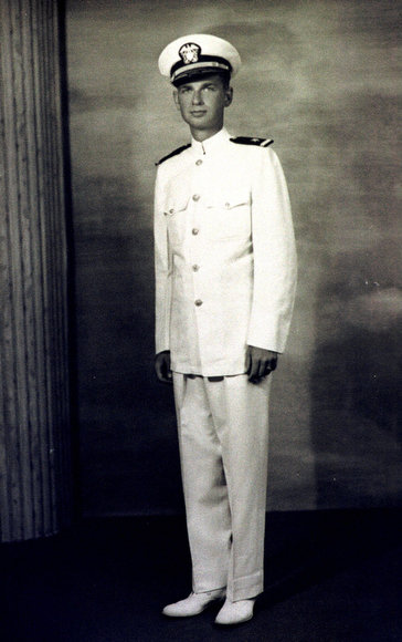 身穿海军制服的哈特菲尔德，摄于1943年