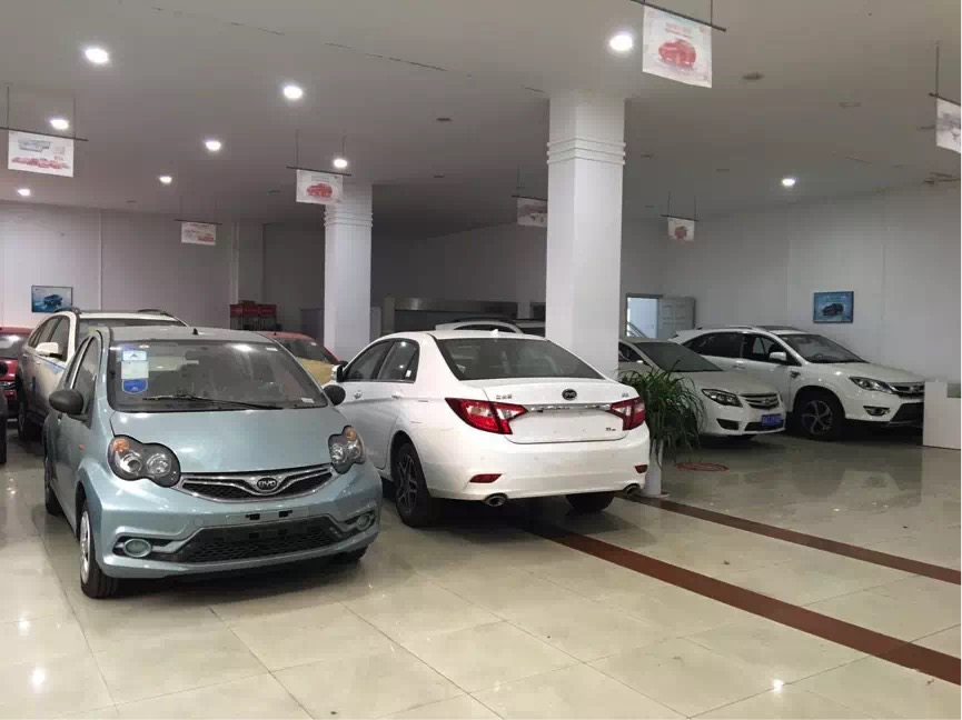 南京尚迪大厅里,停着10多辆因为拿不到车辆合格证被退回的汽车 南京尚迪大厅里,停着10多辆因为拿不到车辆合格证被退回的汽车