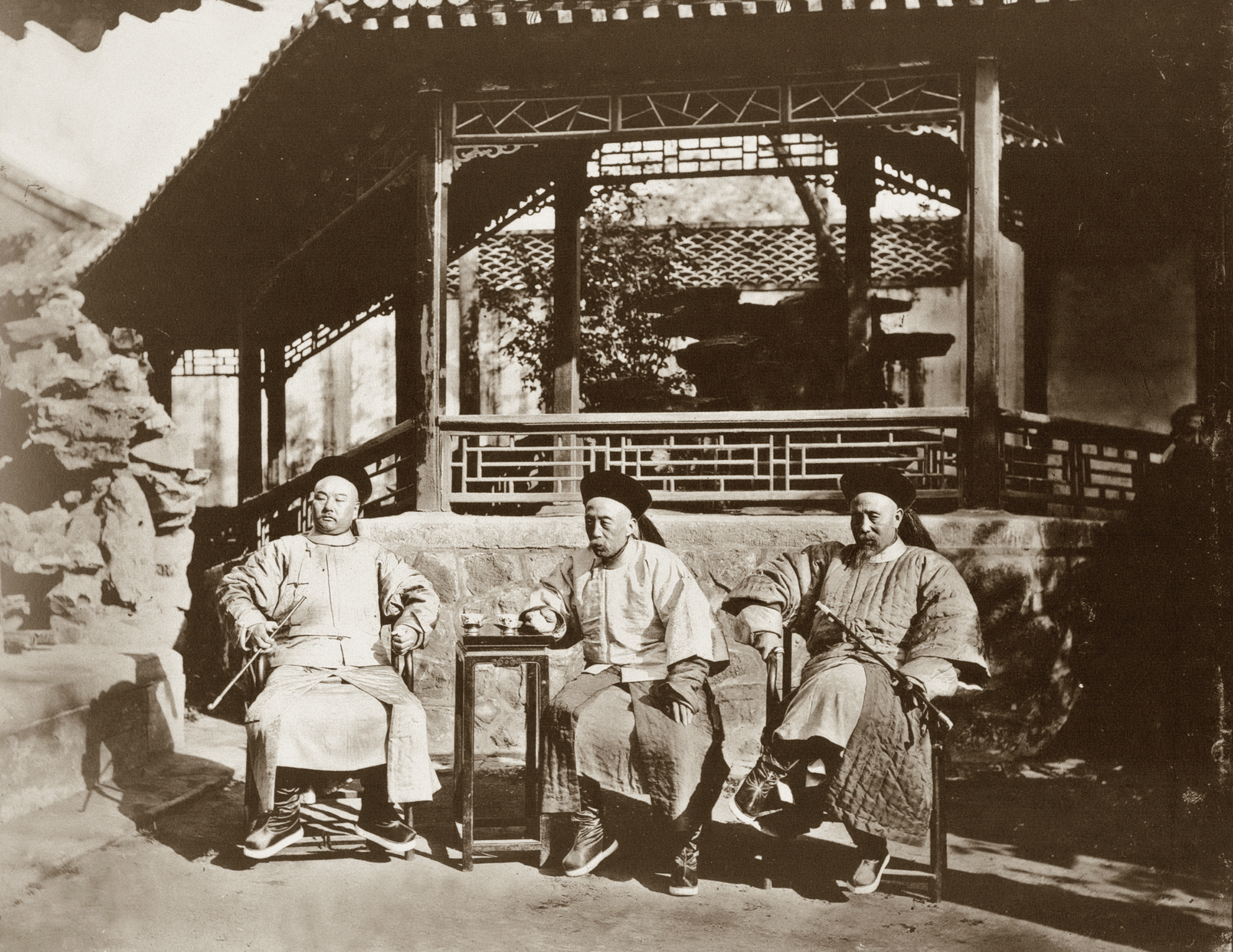 军机大臣兼总理衙门大臣宝鋆、文祥,总理衙门大臣成林(右起) 军机大臣兼总理衙门大臣宝鋆、文祥,总理衙门大臣成林(右起)