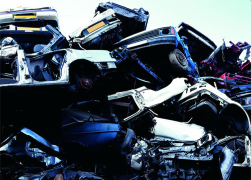 等待回收的废旧汽车