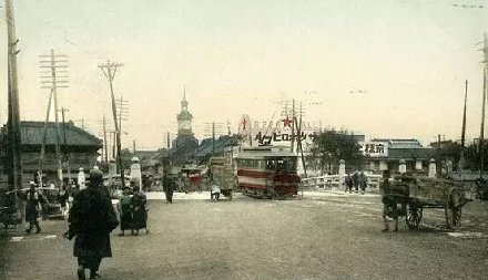 明治时代东京街头的有轨电车