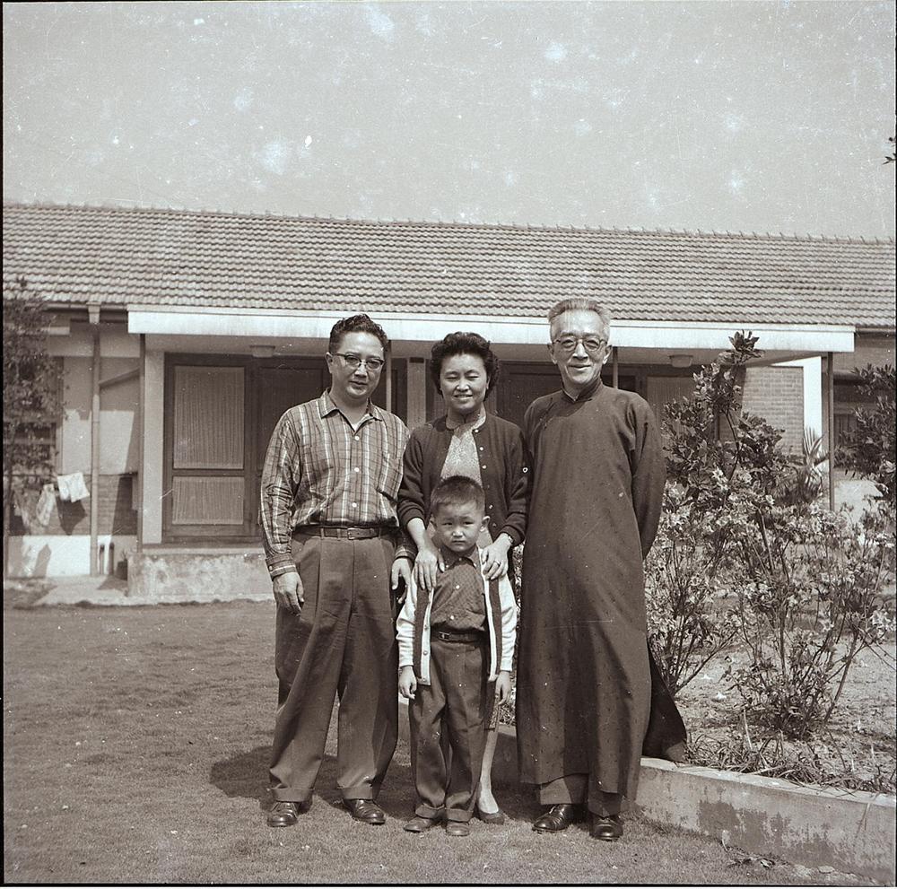1960年3月9日，胡适与长子胡祖望、长媳曾淑昭、长孙胡复在南港寓所前。