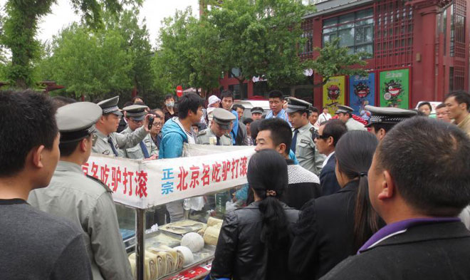一个正面案例,西安城管规定不得阻挠现场监督(图/华商报) 一个正面案例,西安城管规定不得阻挠现场监督(图/华商报)