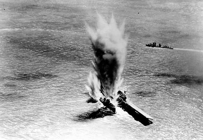 “约克城”号被日军潜艇伊-168鱼雷击中瞬间