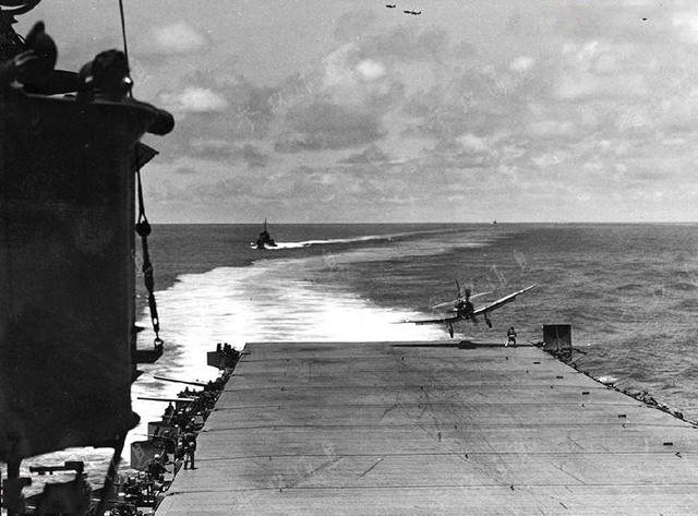6月4日中午，摄影师从“约克城”号上拍摄的一架日军97“舰攻”鱼雷机被击落后，坠海。