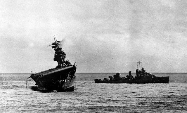 一艘美军驱逐舰正准备拖曳遭重创的“约克城”号脱离战场。