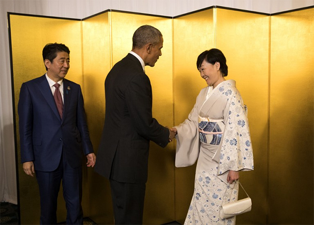 日本首相安倍晋三和妻子安倍昭惠欢迎美国总统奥巴马出席鸡尾酒会