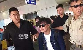 在高壮保镖映衬下,陈奕迅仿佛只有一米三 在高壮保镖映衬下,陈奕迅仿佛只有一米三