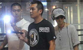 谢霆锋保镖用手电光提醒机场偷拍的粉丝 谢霆锋保镖用手电光提醒机场偷拍的粉丝