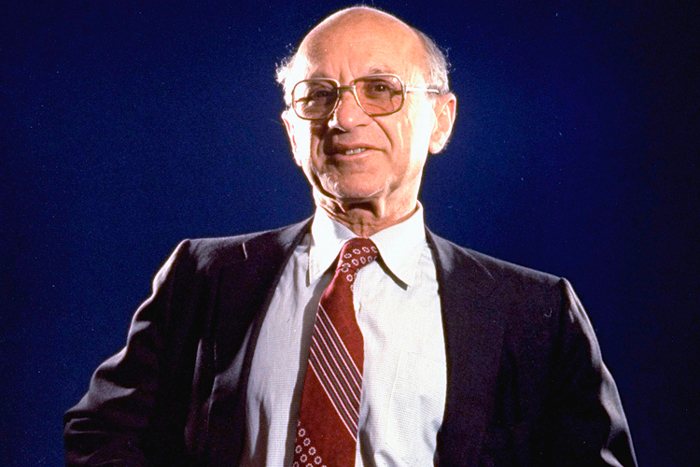 偏右的自由市场主义经济学家米尔顿·弗里德曼，他1962年提出的“负所得税”可以算是“UBI”的一个早期版本