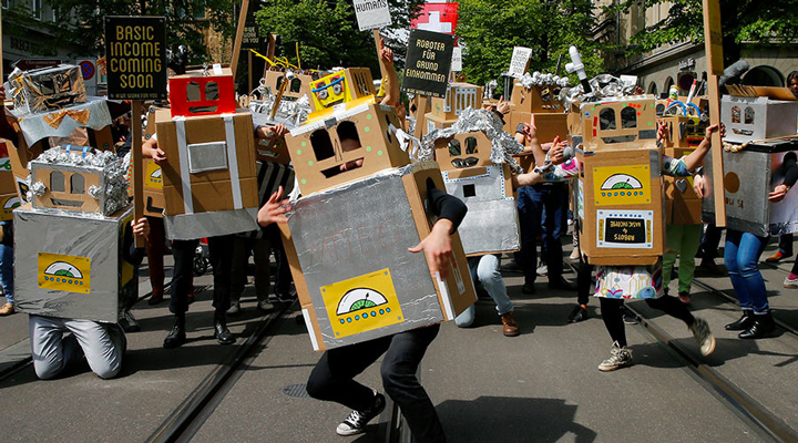 支持“基本收入”政策的瑞士人打扮成机器人游行，警示机器会让人类失业