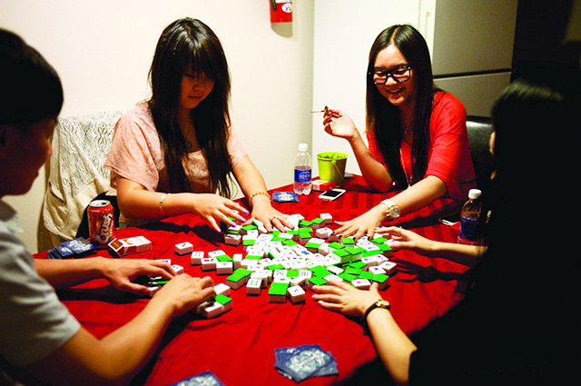中国留学生在宿舍里打麻将