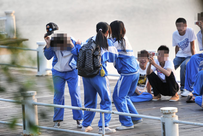 发生在三亚的女学生殴打事件,旁边男同学在录像 发生在三亚的女学生殴打事件,旁边男同学在录像