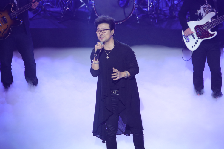 汪峰演唱周杰伦的《安静》作为开场曲 汪峰演唱周杰伦的《安静》作为开场曲