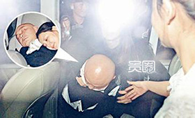 张卫健在好友婚礼上大醉被人抬出来 张卫健在好友婚礼上大醉被人抬出来