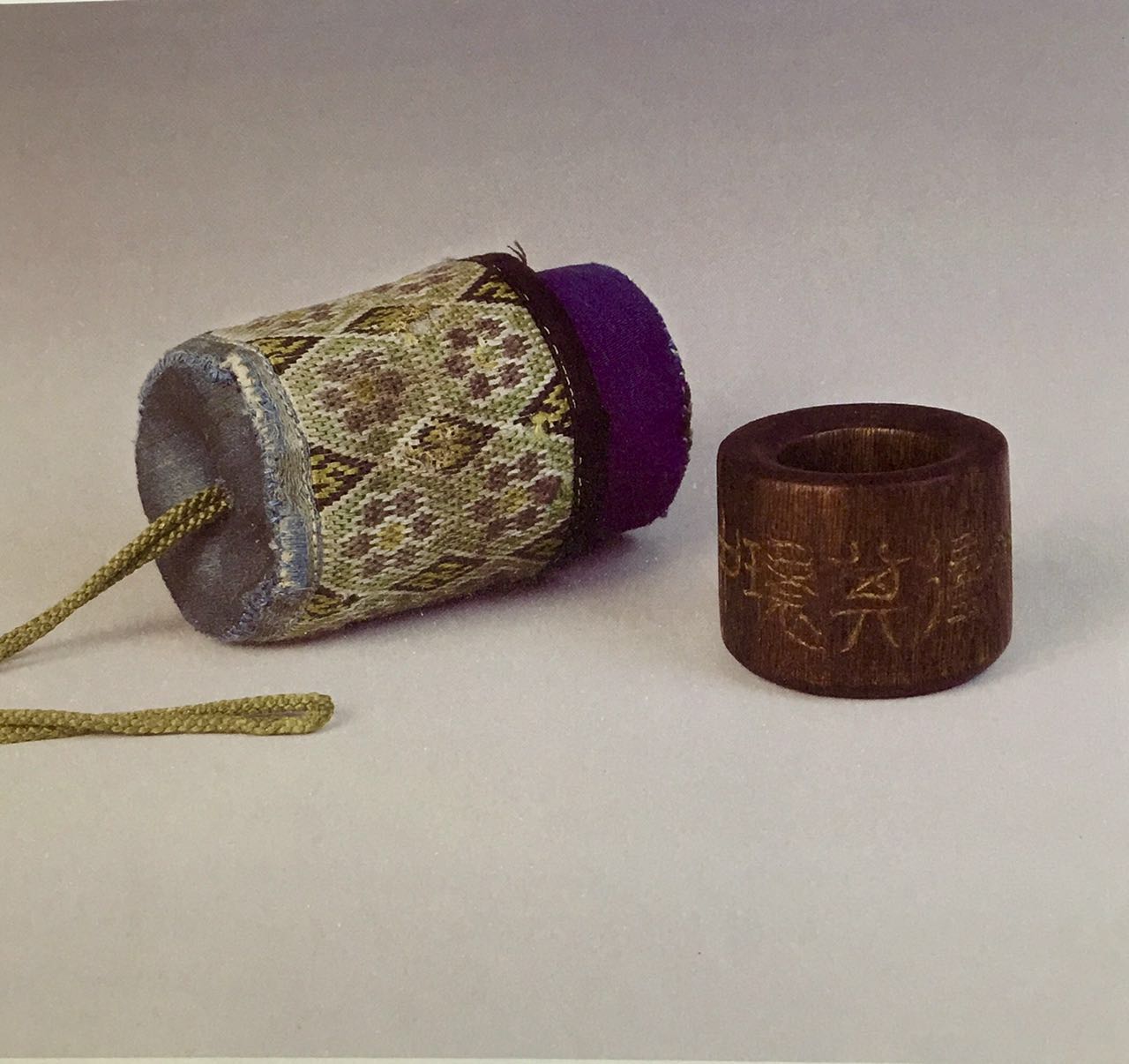 贾天明收藏的沉香扳指,刻司空徒《诗品》中“得其环中”四字。 贾天明收藏的沉香扳指,刻司空徒《诗品》中“得其环中”四字。