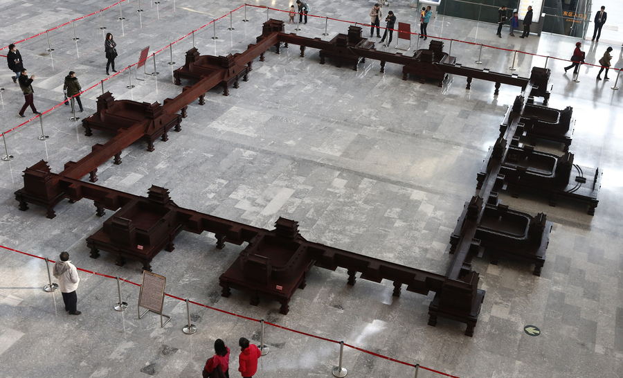 曾在北京首都博物馆展出的大型紫檀组雕作品《九城宫阙》,再现了正阳门等北京内城九大城门的原貌。东方IC供图 曾在北京首都博物馆展出的大型紫檀组雕作品《九城宫阙》,再现了正阳门等北京内城九大城门的原貌。东方IC供图