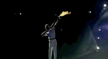 资料图：1992年巴塞罗那奥运会上西班牙残疾射箭运动员里贝罗射箭点燃圣火