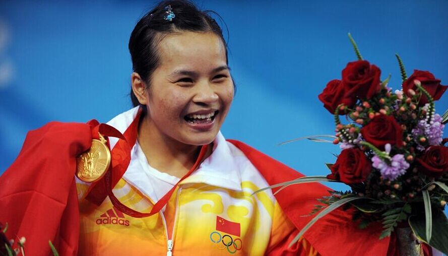 中国选手陈燮霞以212公斤的总成绩获得冠军，为中国代表团捧得首金。