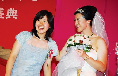 新闻资料图:王楠婚礼上,福原爱担任伴娘。 新闻资料图:王楠婚礼上,福原爱担任伴娘。