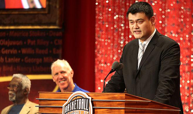 姚明在入选NBA名人堂典礼上发表演说 姚明在入选NBA名人堂典礼上发表演说