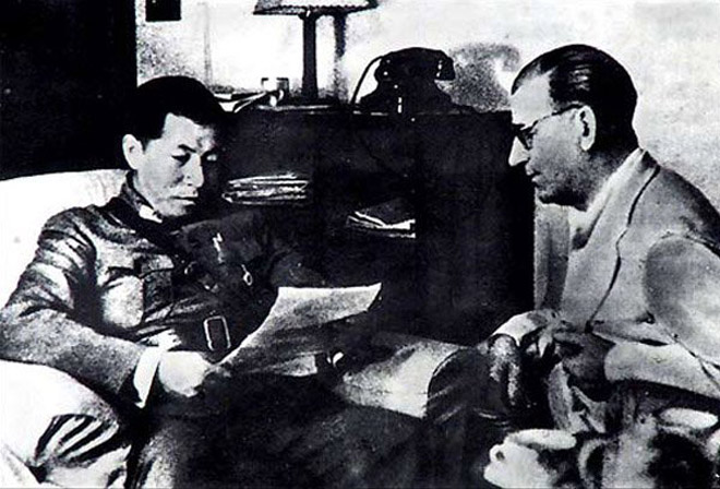 1936年12月14日，宋美齡派蔣介石顧問端納到西安了解事變情況。圖為張學良在看端納帶來的宋美齡書信