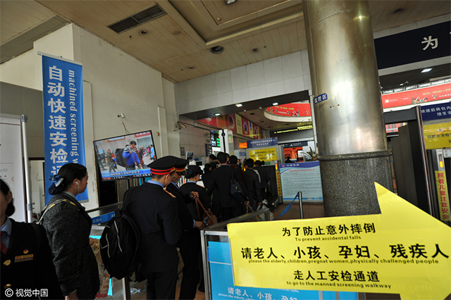 成都火车站启用了X光安检,提示老人、小孩、孕妇、残疾人等走人工安检通道 成都火车站启用了X光安检,提示老人、小孩、孕妇、残疾人等走人工安检通道