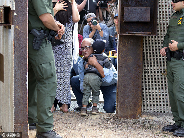 2016年11月19日，美国与墨西哥边境围栏短暂开放，移民与亲人团聚